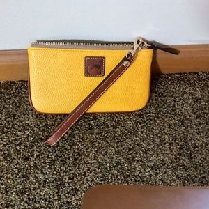 Pebble Grain Medium Wristlet